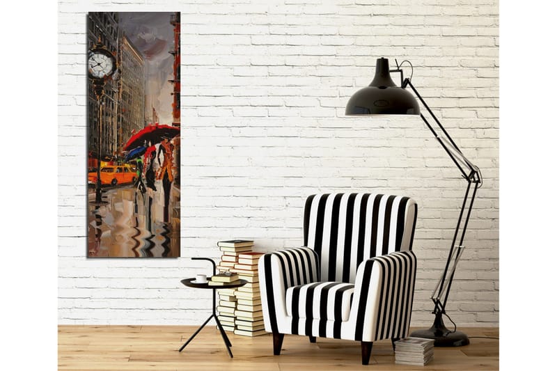 Lerretsbilde 30x80 cm - Livlig byscene med folk som går under paraplyer i regnet - Rød / Gul / Grå - Innredning - Bilder & kunst - Lerretsbilder