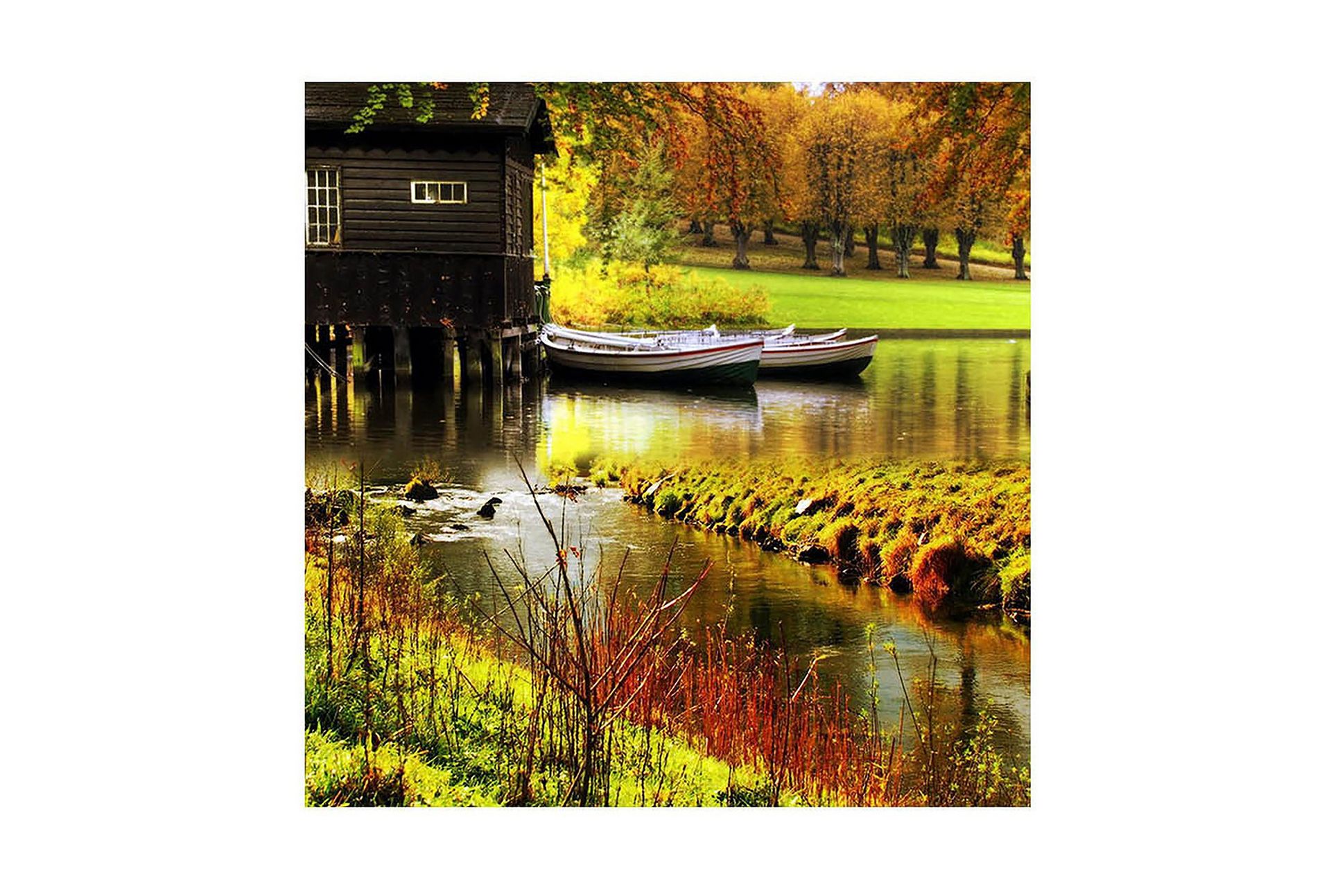 Lerretsbilde 45x45 cm - Båter på en rolig innsjø omgitt av høstfarger ...