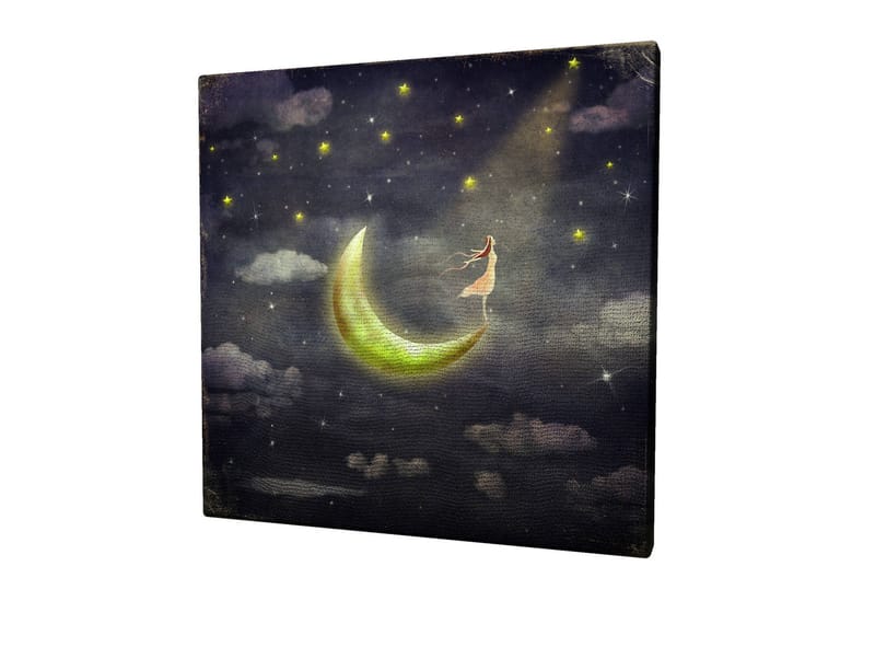 Lerretsbilde 45x45 cm - Drømmeaktig scene med en kvinne som står på en måne i stjerneklar natt - Mørk blå / Grønn / Hvit - Innredning - Bilder & kunst - Lerretsbilder