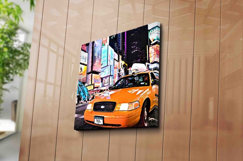 Lerretsbilde 45x45 cm - Drosjer i neonbelyst bymiljø - Oransje / Svart / Blå - Innredning - Bilder & kunst - Lerretsbilder