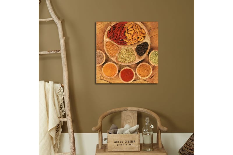 Lerretsbilde 45x45 cm - Fargerik samling av krydder og urter på en rund tallerken - Rød / Gul / Brun - Innredning - Bilder & kunst - Lerretsbilder