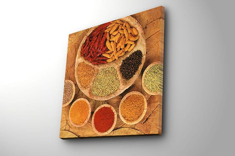 Lerretsbilde 45x45 cm - Fargerik samling av krydder og urter på en rund tallerken - Rød / Gul / Brun - Innredning - Bilder & kunst - Lerretsbilder