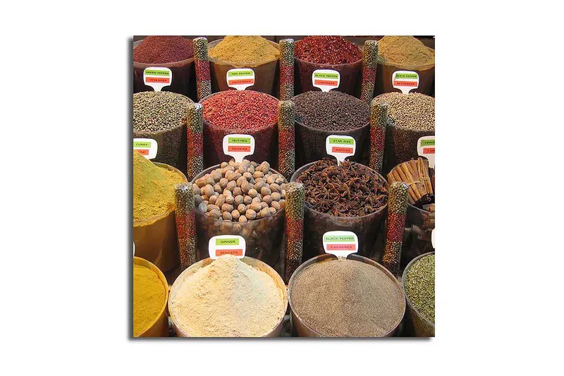 Lerretsbilde 45x45 cm - Fargerike krydderkrukker i en markedsbod, Rød / Gul / Brun
