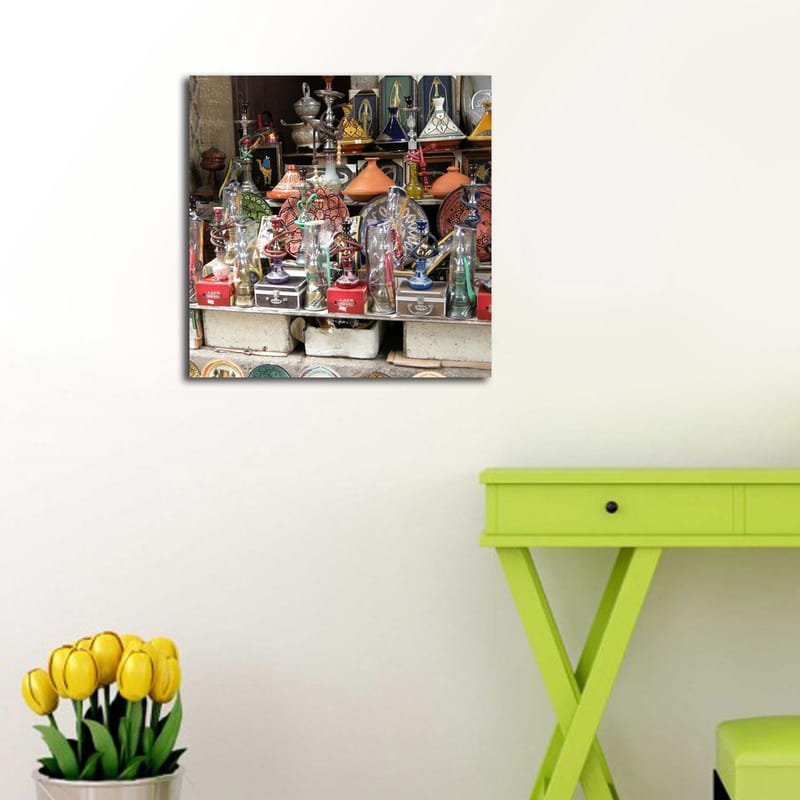 Lerretsbilde 45x45 cm - Fargerikt håndverk og dekorative gjenstander på en markedsbod - Rød / Grønn / Oransje - Innredning - Bilder & kunst - Lerretsbilder