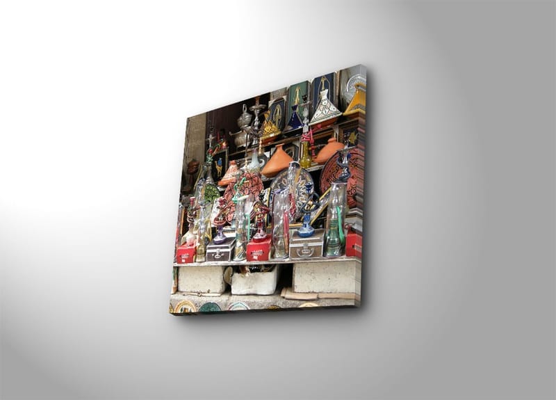 Lerretsbilde 45x45 cm - Fargerikt håndverk og dekorative gjenstander på en markedsbod, Rød / Grønn / Oransje