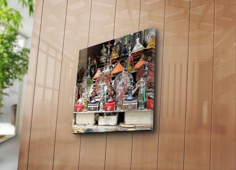 Lerretsbilde 45x45 cm - Fargerikt håndverk og dekorative gjenstander på en markedsbod - Rød / Grønn / Oransje - Innredning - Bilder & kunst - Lerretsbilder