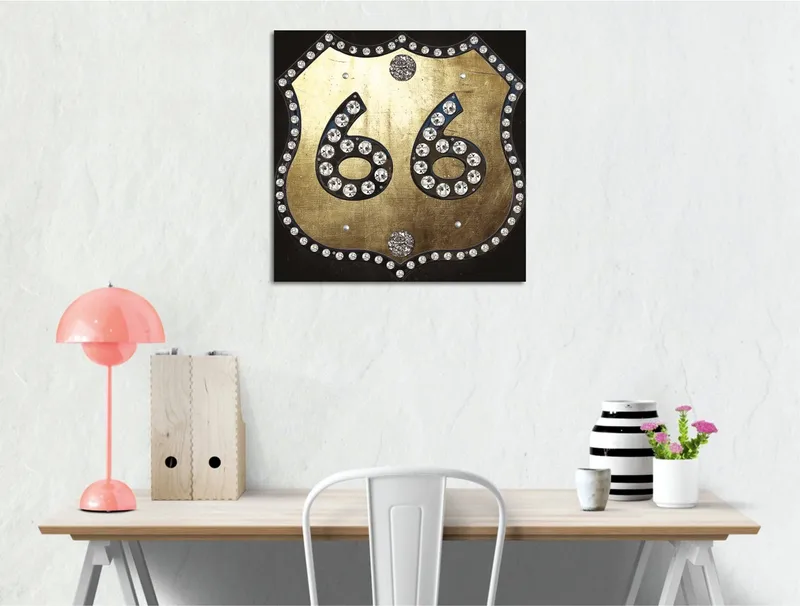 Lerretsbilde 45x45 cm - Gyllent skilt med tallet 66 utsmykket med glitrende steiner, Gull / Svart