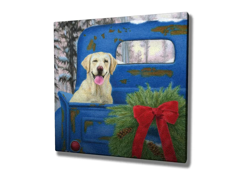 Lerretsbilde 45x45 cm - Hund i en gammel blå bil med julekrans og rød sløyfe - Blå / Grønn / Rød - Innredning - Bilder & kunst - Lerretsbilder