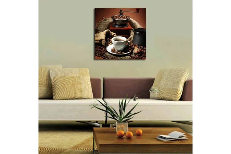 Lerretsbilde 45x45 cm - Kopp nybrygget kaffe omgitt av kaffebønner og en kaffekvern - Mørk brun / Svart / Beige - Innredning - Bilder & kunst - Lerretsbilder