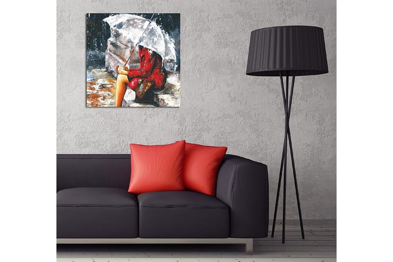 Lerretsbilde 45x45 cm - Kvinne i rød frakk sitter under en paraply i regnet - Rød / Grå / Beige - Innredning - Bilder & kunst - Lerretsbilder