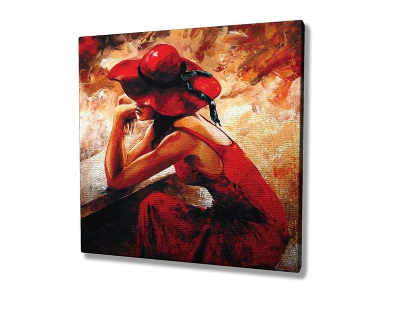 Lerretsbilde 45x45 cm - Kvinne i rød kjole med rød hatt lent mot en benk - Rød / Beige / Svart - Innredning - Bilder & kunst - Lerretsbilder