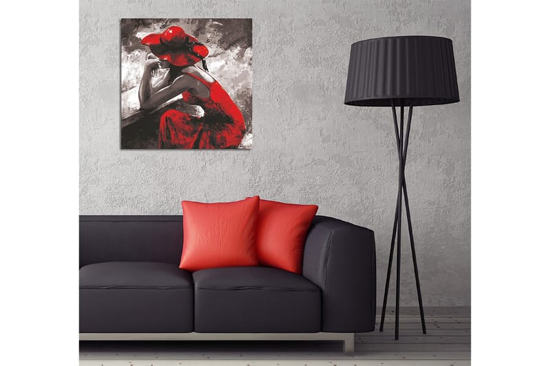 Lerretsbilde 45x45 cm - Kvinnelig figur i rød kjole og hatt som sitter tankefull - Rød / Svart / Grå - Innredning - Bilder & kunst - Lerretsbilder
