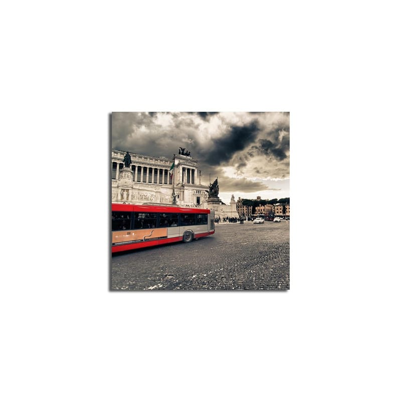 Lerretsbilde 45x45 cm - Rød bybuss på et torg med historisk arkitektur og dramatiske skyer - Rød / Grå / Beige - Innredning - Bilder & kunst - Lerretsbilder
