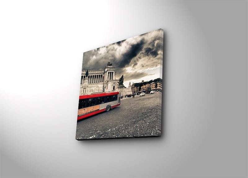 Lerretsbilde 45x45 cm - Rød bybuss på et torg med historisk arkitektur og dramatiske skyer - Rød / Grå / Beige - Innredning - Bilder & kunst - Lerretsbilder