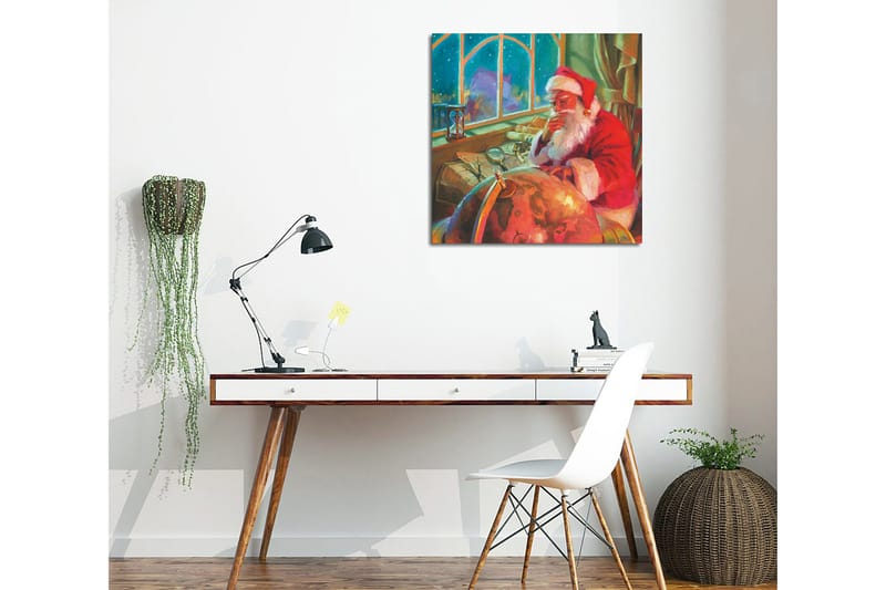 Lerretsbilde 45x45 cm - Reflekterende julenisse ved et skrivebord med en globus og papir - Rød / Grønn / Beige - Innredning - Bilder & kunst - Lerretsbilder
