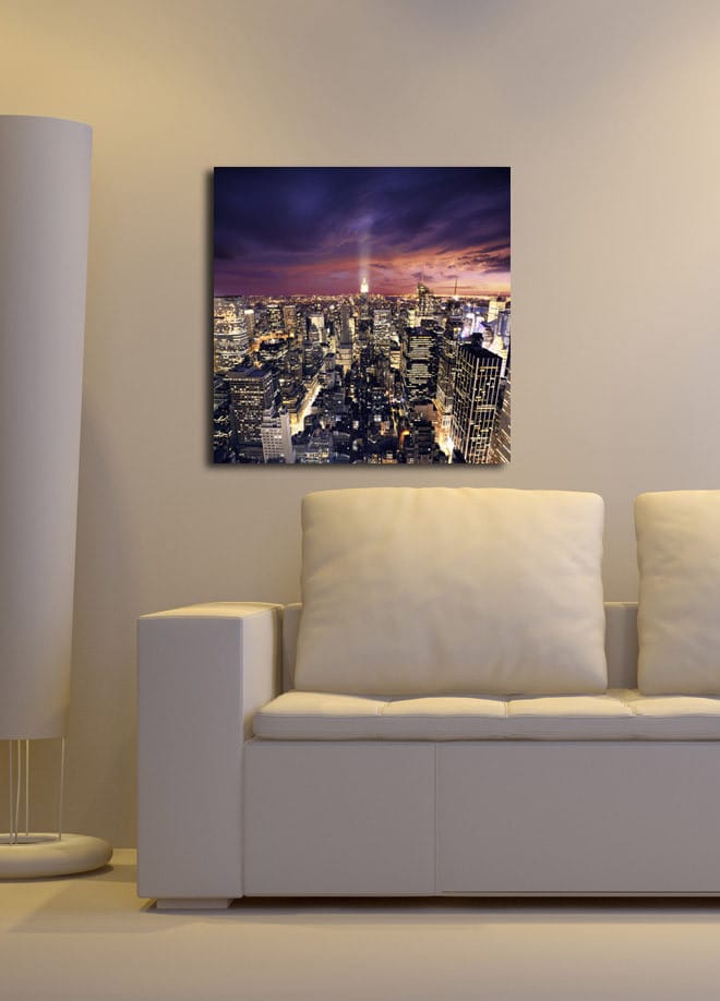 Lerretsbilde 45x45 cm - Storslått utsikt over en by i skumringen med glitrende lys - Mørk blå / Lilla / Gull - Innredning - Bilder & kunst - Lerretsbilder