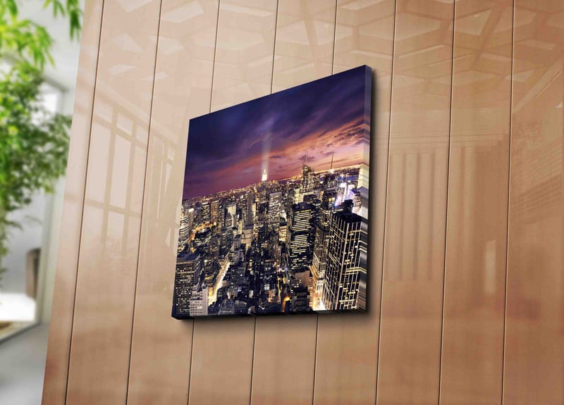 Lerretsbilde 45x45 cm - Storslått utsikt over en by i skumringen med glitrende lys - Mørk blå / Lilla / Gull - Innredning - Bilder & kunst - Lerretsbilder