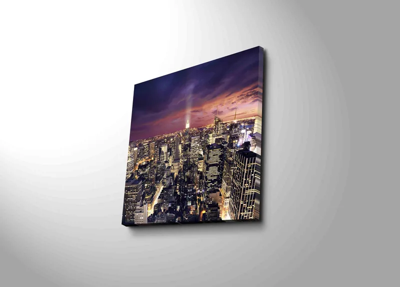 Lerretsbilde 45x45 cm - Storslått utsikt over en by i skumringen med glitrende lys, Mørk blå / Lilla / Gull