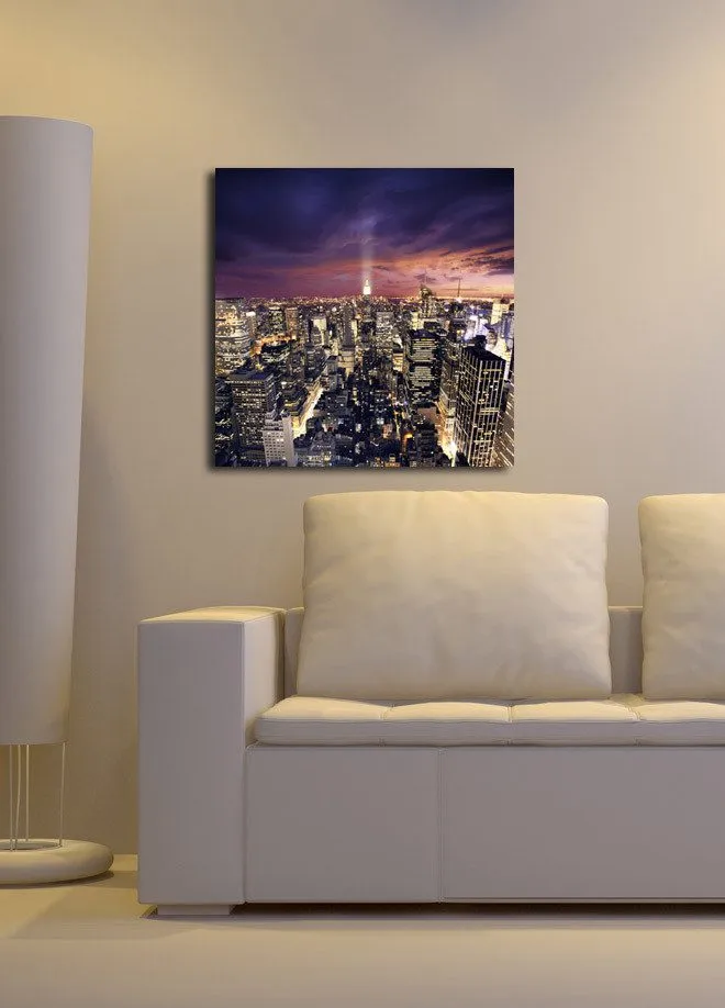 Lerretsbilde 45x45 cm - Storslått utsikt over en by i skumringen med glitrende lys - Mørk blå / Lilla / Gull - Innredning - Bilder & kunst - Lerretsbilder