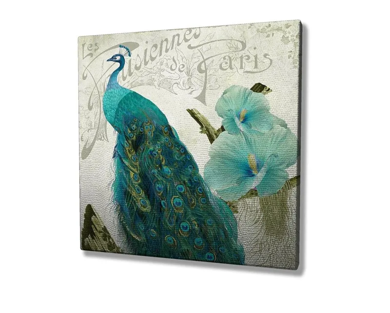 Lerretsbilde 45x45 cm - Storslått påfugl med detaljerte fjær og blomster i bakgrunnen - Turkis / Grønn / Hvit - Innredning - Bilder & kunst - Lerretsbilder