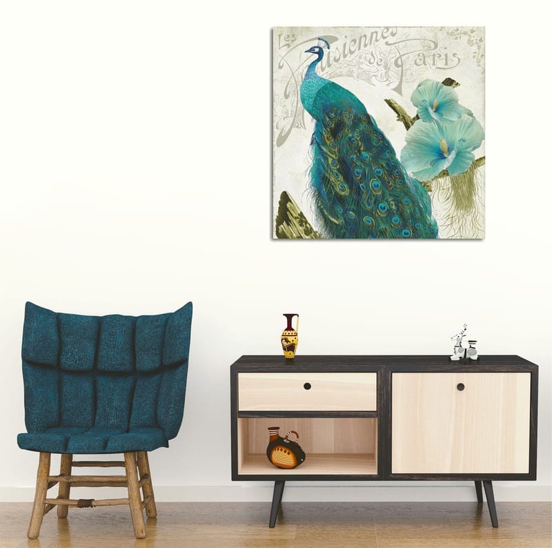 Lerretsbilde 45x45 cm - Storslått påfugl med detaljerte fjær og blomster i bakgrunnen, Turkis / Grønn / Hvit