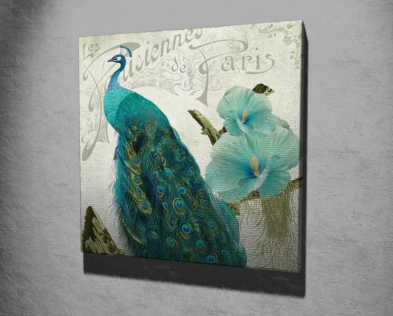 Lerretsbilde 45x45 cm - Storslått påfugl med detaljerte fjær og blomster i bakgrunnen - Turkis / Grønn / Hvit - Innredning - Bilder & kunst - Lerretsbilder