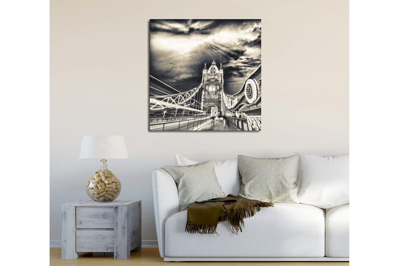 Lerretsbilde 45x45 cm - Svart-hvitt-bilde av Tower Bridge med dramatiske skyer i bakgrunnen - Svart / Hvit / Grå - Innredning - Bilder & kunst - Lerretsbilder