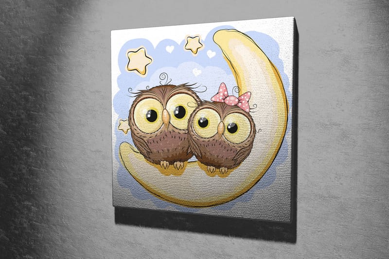 Lerretsbilde 45x45 cm - To søte ugler som sitter på en halvmåne med stjerner i bakgrunnen - Brun / Gul / Lys blå - Innredning - Bilder & kunst - Lerretsbilder