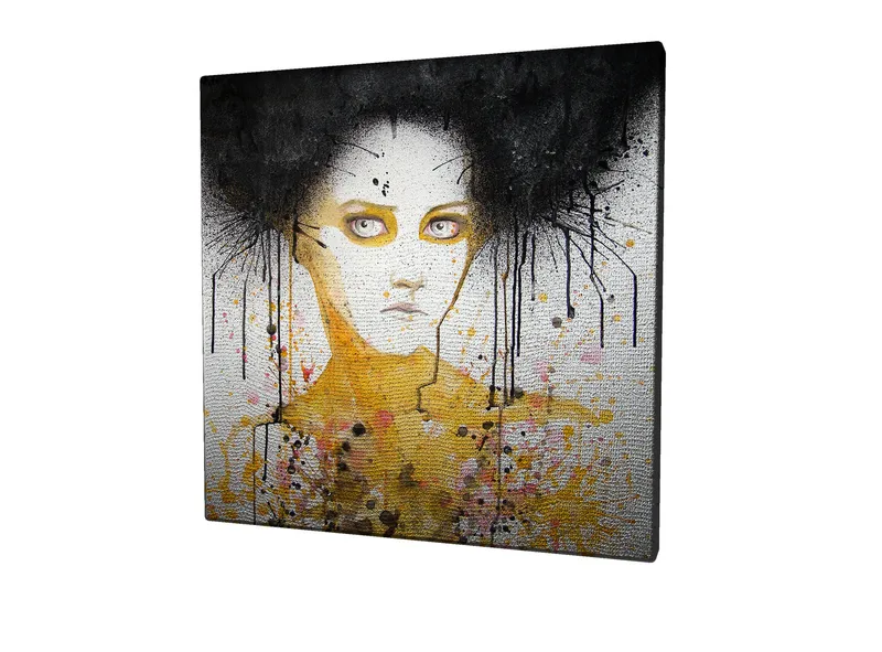 Lerretsbilde 45x45 cm - Portrett av en kvinne med svart hår og gul bakgrunn - Svart / Gul / Hvit - Innredning - Bilder & kunst - Lerretsbilder