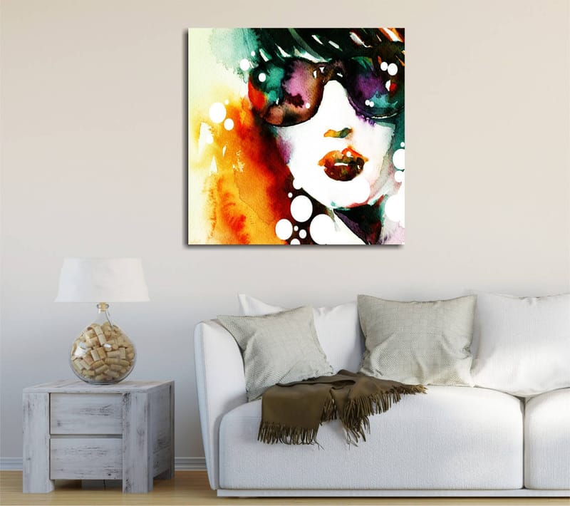 Lerretsbilde 45x45 cm - Portrett av en kvinne med solbriller og fargerik bakgrunn - Grønn / Oransje / Lilla - Innredning - Bilder & kunst - Lerretsbilder