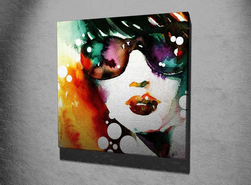 Lerretsbilde 45x45 cm - Portrett av en kvinne med solbriller og fargerik bakgrunn - Grønn / Oransje / Lilla - Innredning - Bilder & kunst - Lerretsbilder