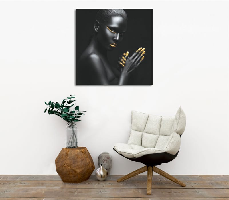 Lerretsbilde 45x45 cm - Portrett av en kvinne med svart hud og gylne detaljer, Svart / Gull
