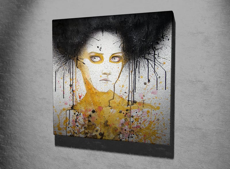 Lerretsbilde 45x45 cm - Portrett av en kvinne med svart hår og gul bakgrunn - Svart / Gul / Hvit - Innredning - Bilder & kunst - Lerretsbilder