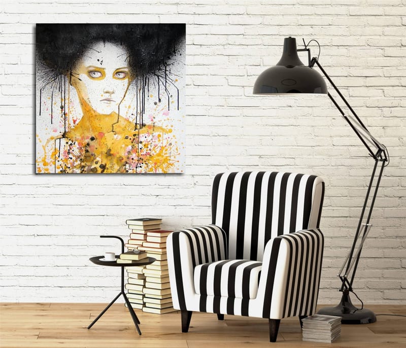Lerretsbilde 45x45 cm - Portrett av en kvinne med svart hår og gul bakgrunn, Svart / Gul / Hvit