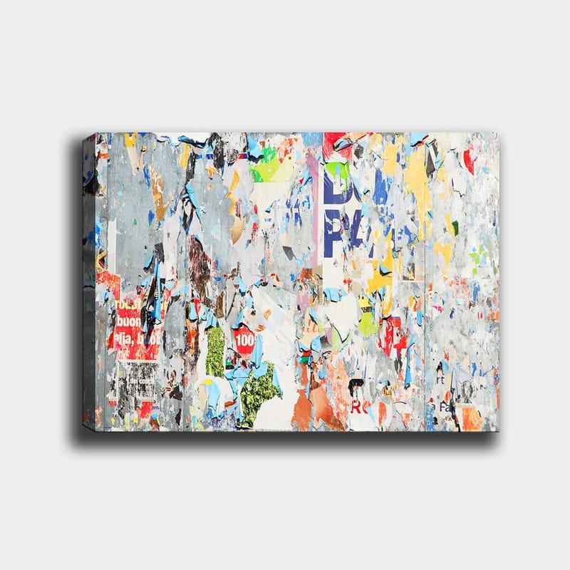 Lerretsbilde 70x100 cm - Abstrakt komposisjon av fargerike, slitte plakater og klistremerker som skaper en dynamisk og teksturert overflate - Grå / Blå / Oransje - Innredning - Bilder & kunst - Lerretsbilder