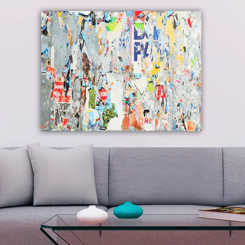 Lerretsbilde 70x100 cm - Abstrakt komposisjon av fargerike, slitte plakater og klistremerker som skaper en dynamisk og teksturert overflate - Grå / Blå / Oransje - Innredning - Bilder & kunst - Lerretsbilder