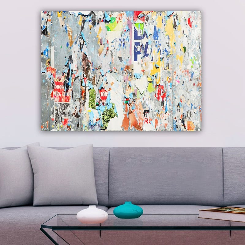 Lerretsbilde 70x100 cm - Abstrakt komposisjon av fargerike, slitte plakater og klistremerker som skaper en dynamisk og teksturert overflate, Grå / Blå / Oransje