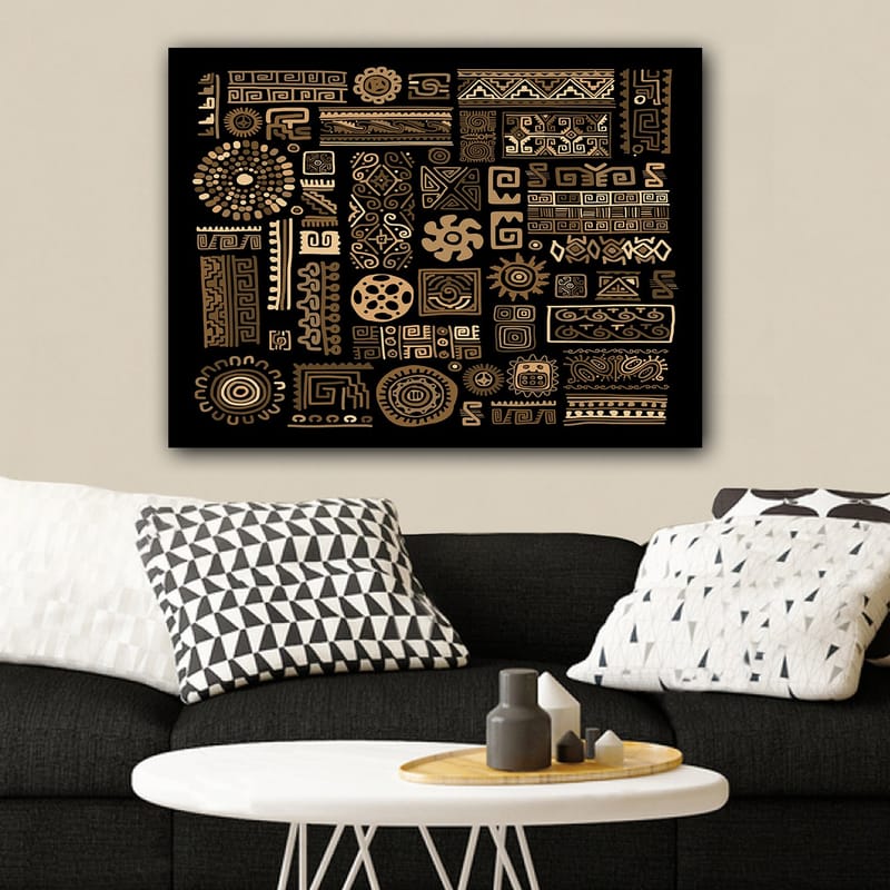 Lerretsbilde 70x100 cm - Abstrakt mønster med geometriske former og symboler i gull mot svart bakgrunn - Gull / Svart - Innredning - Bilder & kunst - Lerretsbilder