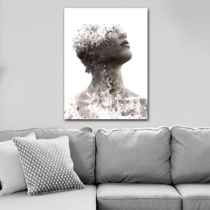 Lerretsbilde 70x100 cm - Abstrakt portrett av en person der ansiktet gradvis forsvinner i en tåke av farger og former - Grå / Svart / Hvit - Innredning - Bilder & kunst - Lerretsbilder
