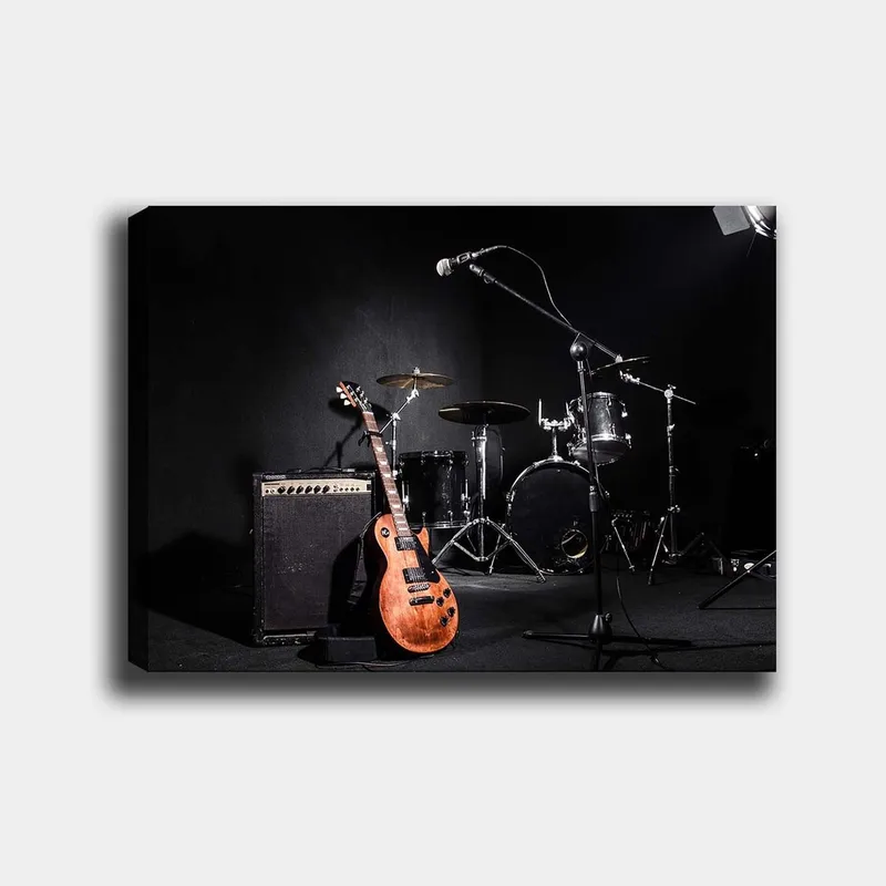 Lerretsbilde 70x100 cm - Akustisk gitar og trommer i et musikkstudio, Brun / Svart / Sølv