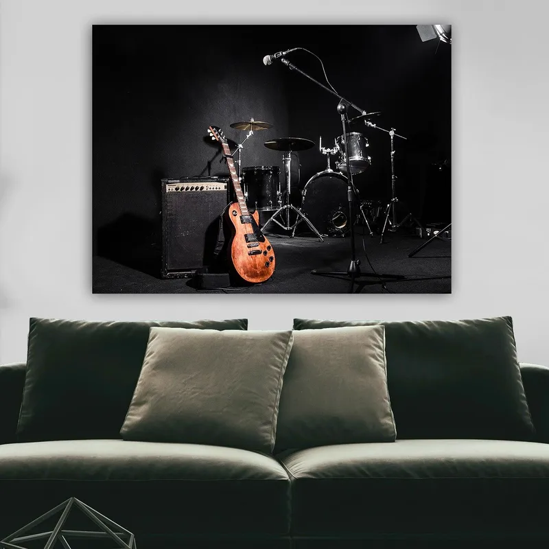 Lerretsbilde 70x100 cm - Akustisk gitar og trommer i et musikkstudio - Brun / Svart / Sølv - Innredning - Bilder & kunst - Lerretsbilder