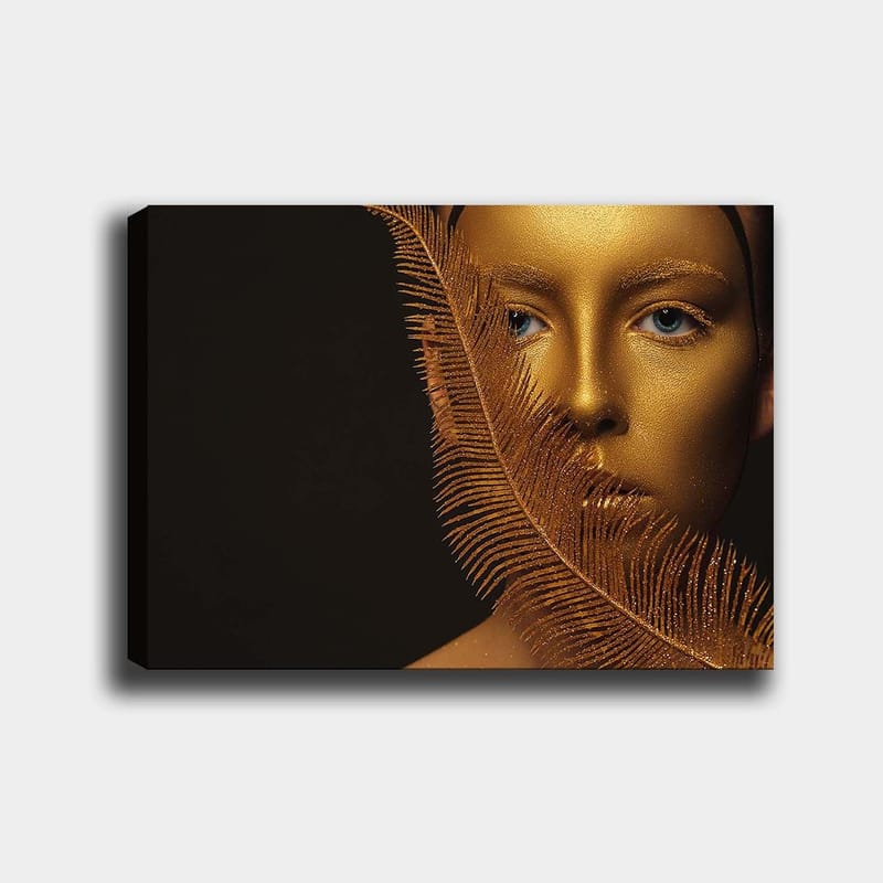 Lerretsbilde 70x100 cm - Ansiktsportrett med gyllen overflate og blå øyne, omgitt av en dekorativ fjærlignende struktur - Gull / Blå - Innredning - Bilder & kunst - Lerretsbilder