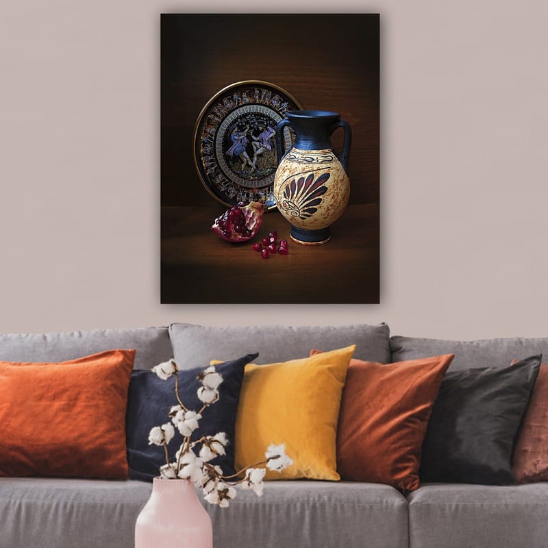 Lerretsbilde 70x100 cm - Antikk potte med dekorative mønstre og granateple som hovedmotiv - Svart / Beige / Rød - Innredning - Bilder & kunst - Lerretsbilder
