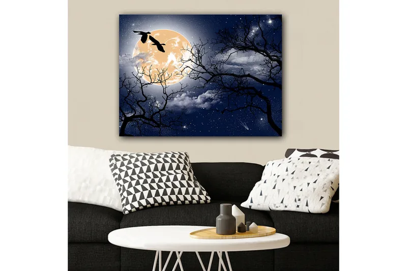 Lerretsbilde 70x100 cm - Atmosfærisk nattlandskap med en stor måne og silhuetter av trær og fugler som flyr over himmelen, Mørk blå / Svart / Lys gul