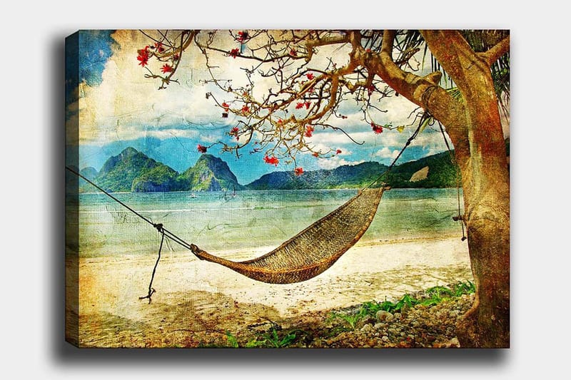 Lerretsbilde 70x100 cm - Avslappende hengekøye hengende mellom tregrener på en vakker strand med fjerne fjell i bakgrunnen, Grønn / Brun / Blå