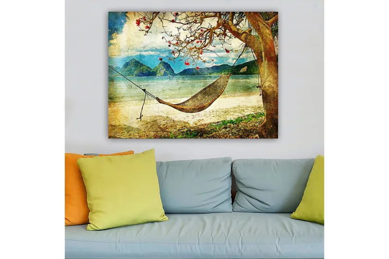 Lerretsbilde 70x100 cm - Avslappende hengekøye hengende mellom tregrener på en vakker strand med fjerne fjell i bakgrunnen - Grønn / Brun / Blå - Innredning - Bilder & kunst - Lerretsbilder