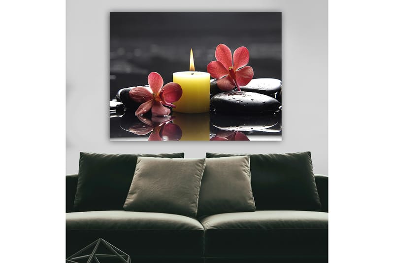 Lerretsbilde 70x100 cm - Avslappende komposisjon med en tent stearinlyslykt, svarte steiner og rosa blomster, Gul / Rosa / Svart