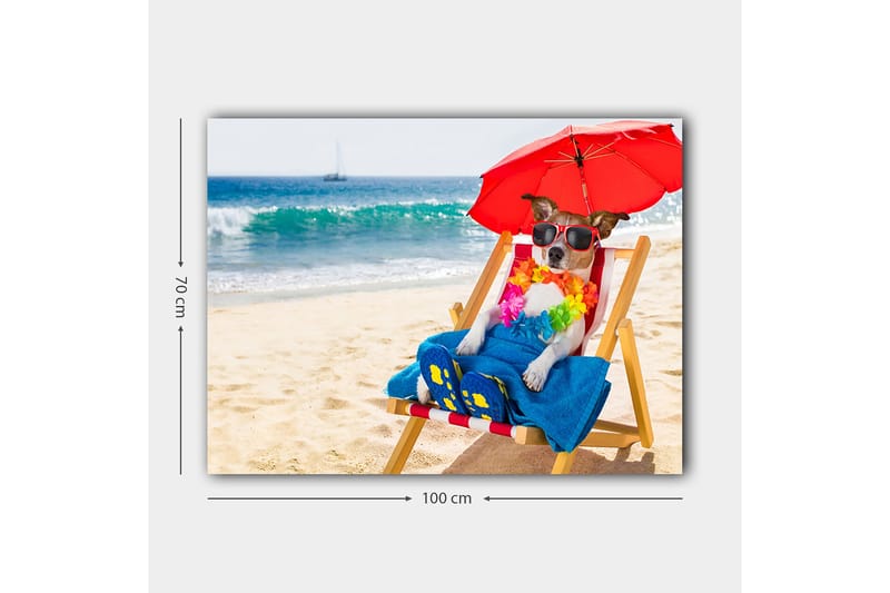 Lerretsbilde 70x100 cm - Avslappet hund som nyter solen på en strandstol under en parasoll - Rød / Blå / Gul - Innredning - Bilder & kunst - Lerretsbilder