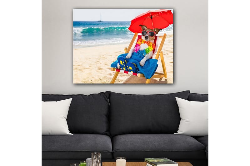 Lerretsbilde 70x100 cm - Avslappet hund som nyter solen på en strandstol under en parasoll - Rød / Blå / Gul - Innredning - Bilder & kunst - Lerretsbilder