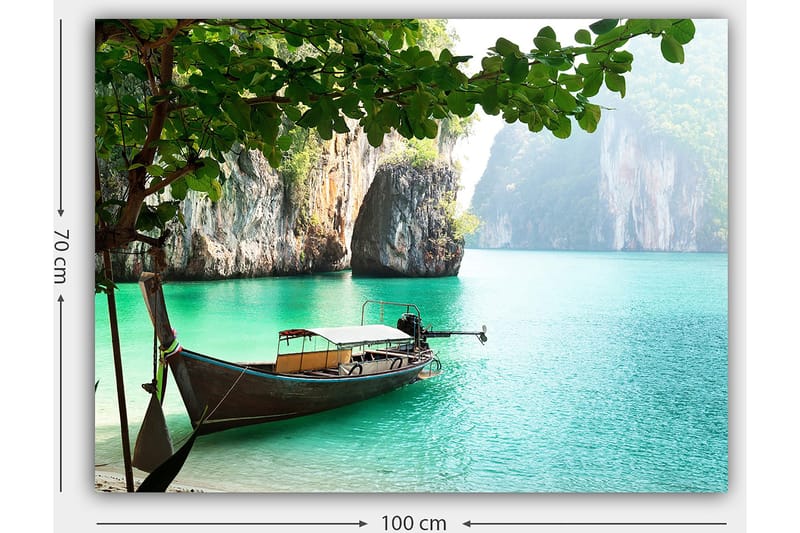 Lerretsbilde 70x100 cm - Båt ligger stille på en tropisk strand omgitt av steiner og klart turkis vann - Turkis / Grønn / Brun - Innredning - Bilder & kunst - Lerretsbilder